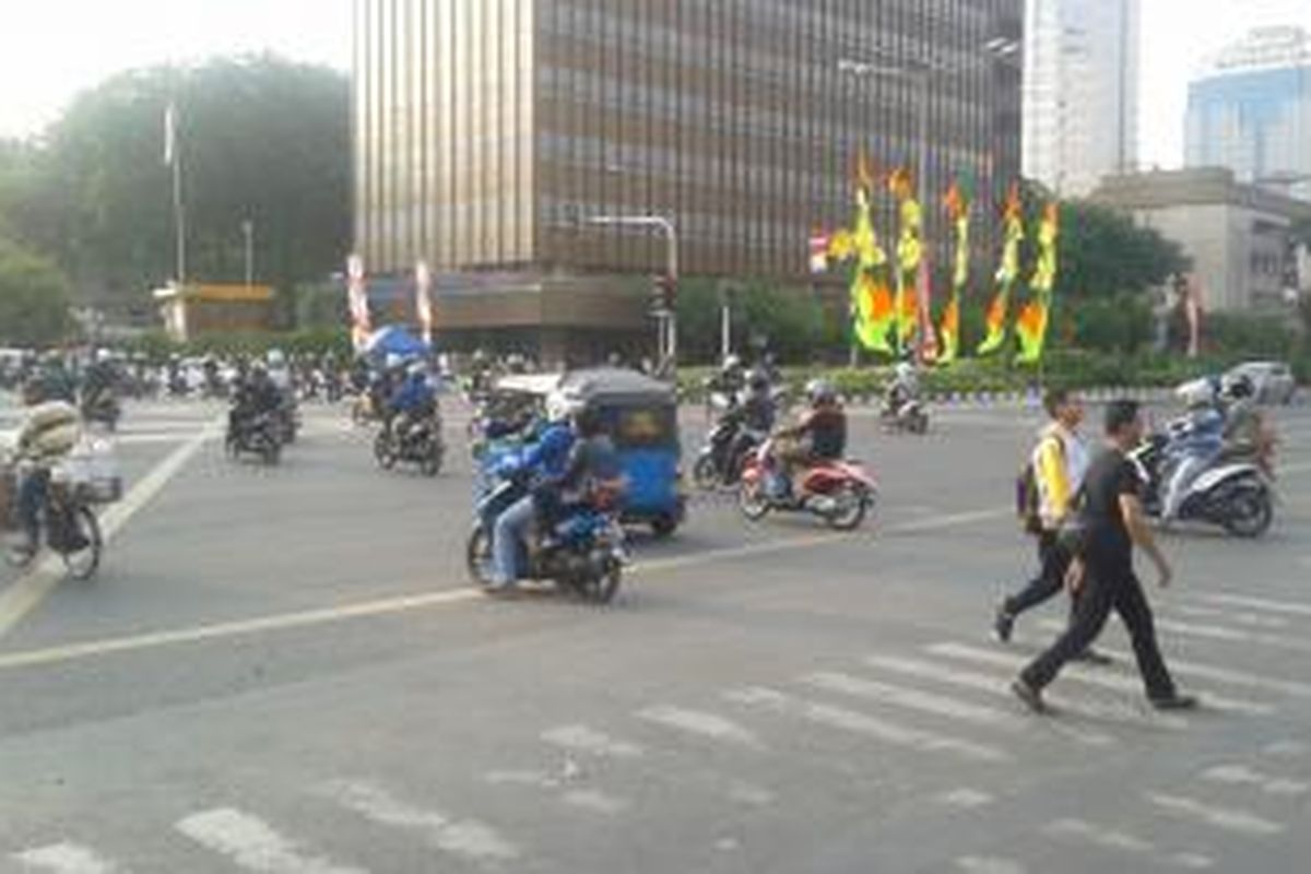 Jalan MH Thamrin, Jakarta Pusat, sudah kembali dibuka dan dapat dilintasi kendaraan, Senin (20/10/2014) sekitar pukul 16.30 WIB, setelah sebelumnya ditutup karena dipadati massa yang mengikuti arak-arakan mengantar Presiden Joko Widodo hingga ke Monumen Nasional