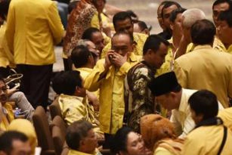 Aburizal Bakrie berbicara via telepon setelah ditetapkan   menjadi Ketua Umum Partai Golkar pada Munas IX Golkar di Nusa Dua, Bali, Rabu (3/12/2014). Ical, sebutan Aburizal Bakrie, terpilih secara aklamasi untuk memimpin Golkar periode 2014-2019.