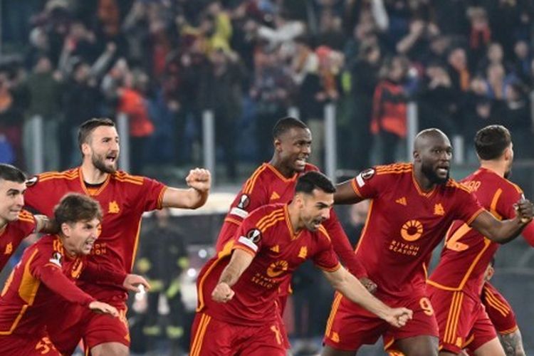 Para pemain AS Roma berselebrasi seusai menang dalam playoff Liga Europa 2023-2024 antara AS Roma vs Feyenoord di Stadion Olimpico pada 22 Februari 2024. Artikel ini berisi daftar tim 16 besar Liga Europa 2023-2024.