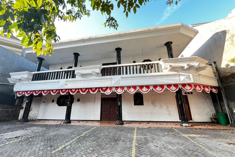 Penampakan bangunan toko buku Togamas Margorejo, Surabaya yang telah tutup hanya bersisa bangunan kosong dan berdebu, Kamis (25/9/2025).