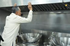 Gubernur Bengkulu Tebang Pohon Sawit Milik Perusahaan yang Masuk di Bantaran Sungai