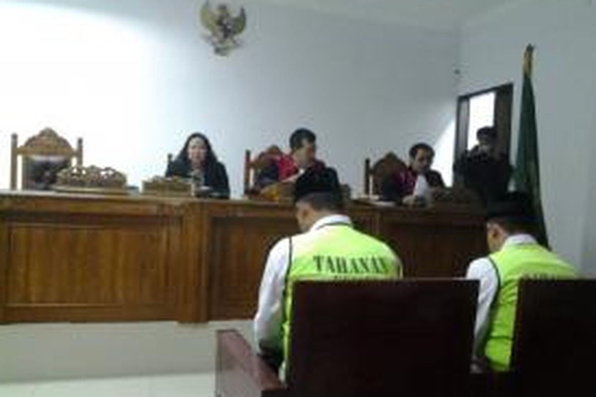 Dua kepala mandor pabrik kuali Tedy Sukarno dan Rohjaya menundukkan kepala mendengarkan pembacaan vonisnoleh Ketua Majelis Hakim Asiyadi Sembiring di PN Kota Tangerang, Selasa (1/4/2014).
