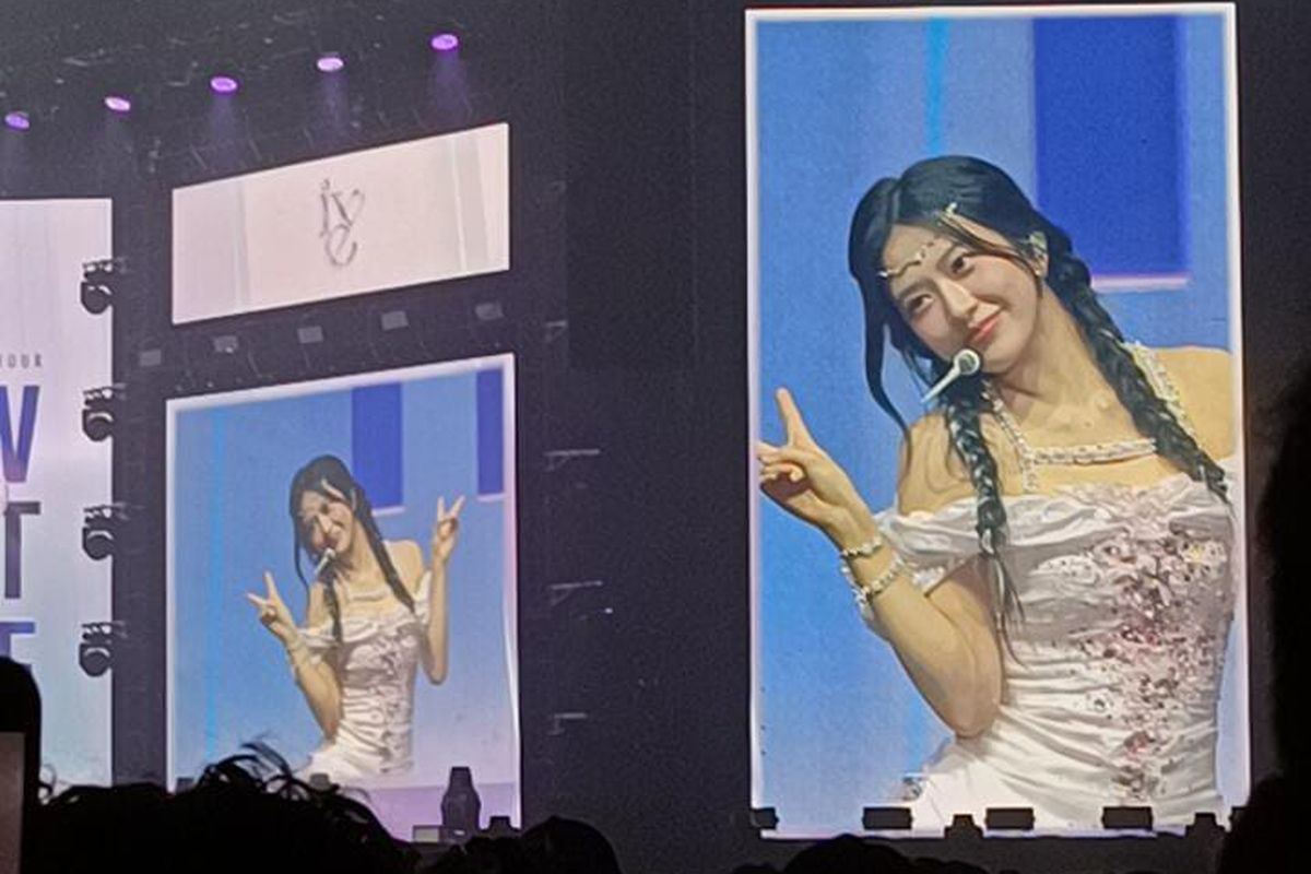 Leader girlgroup IVE, Yujin, saat konser ?IVE The 1st World Tour: Show What I Have? di ICE BSD, Tangerang Selatan, Sabtu (24/8/2024).