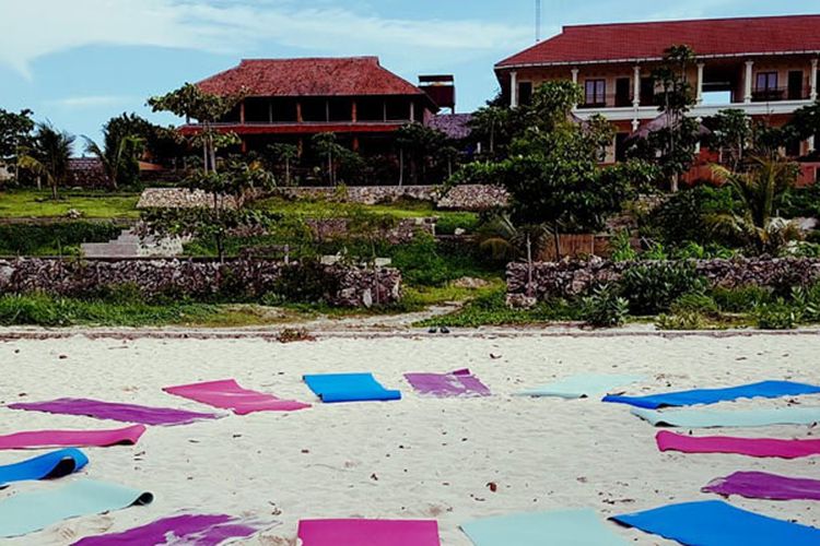 Hotel Mario berada di Pantai Kita Mananga Aba, Desa Ramadana, Kecamatan Loura, Kabupaten Sumba Barat Daya, Nusa Tenggara Timur.