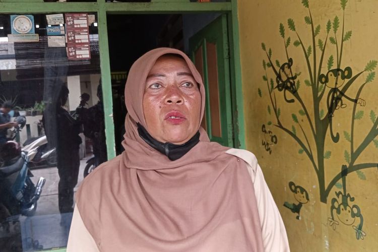 Seorang guru bernama Alyta Widiana (64) menjadi korban penjambretan di Jalan Poncol Atas, Pancoran Mas, Kota Depok pada Sabtu (21/10/2023).