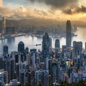 Ilustrasi pemandangan kota Hong Kong. Hong Kong jadi kota dengan biaya hidup termahal di dunia.