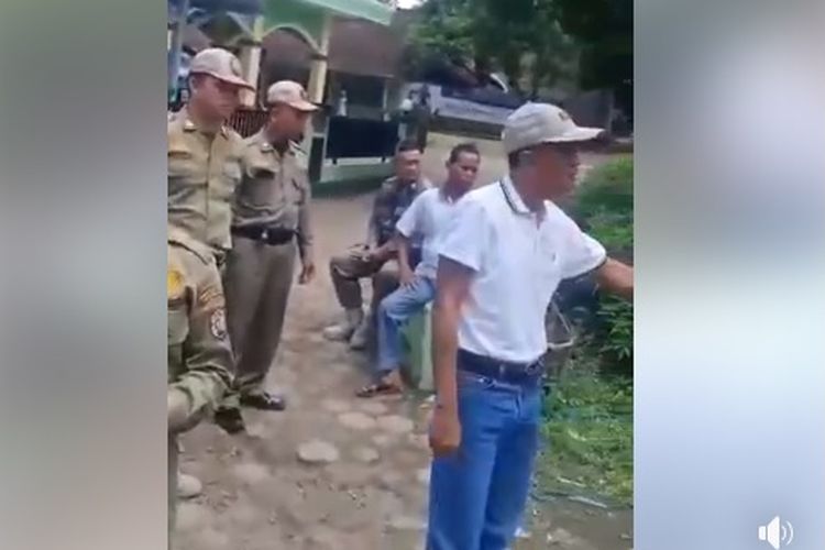 Sebuah video viral di media sosial Facebook yang memperlihatkan bakal calon bupati Kendal Jawa Tengah, Prapto Utono marah-marah kepada petugas Satpol PP dan Damkar saat balihonya dicopot.