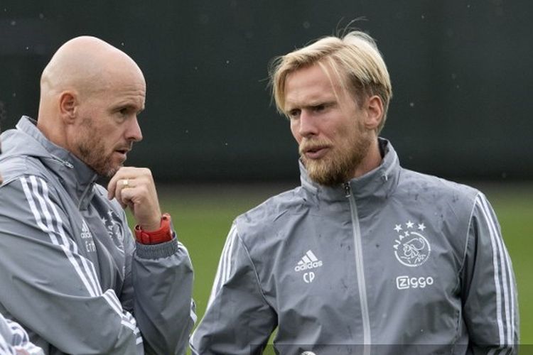 Asisten pelatih Ajax Amsterdam, Christian Poulsen (kanan), berbincang dengan pelatih Erik ten Hag (kiri) dalam sebuah sesi latihan, 12 Agustus 2019 lalu. 