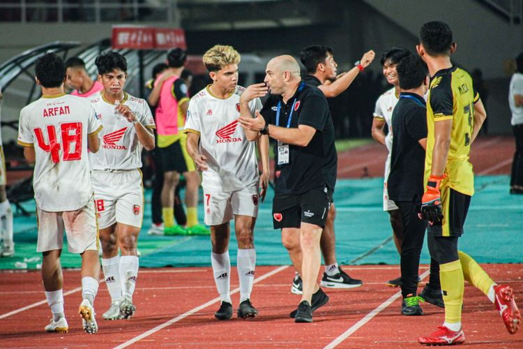 Bernardo Tavares (tengah) memberikan instruksi kepada anak asuhnya dalam laga Persis Solo vs PSM Makassar pada pekan ke-11 Liga 1 2022-2023 di Stadion Manahan Solo, Kamis (29/9/2022).
