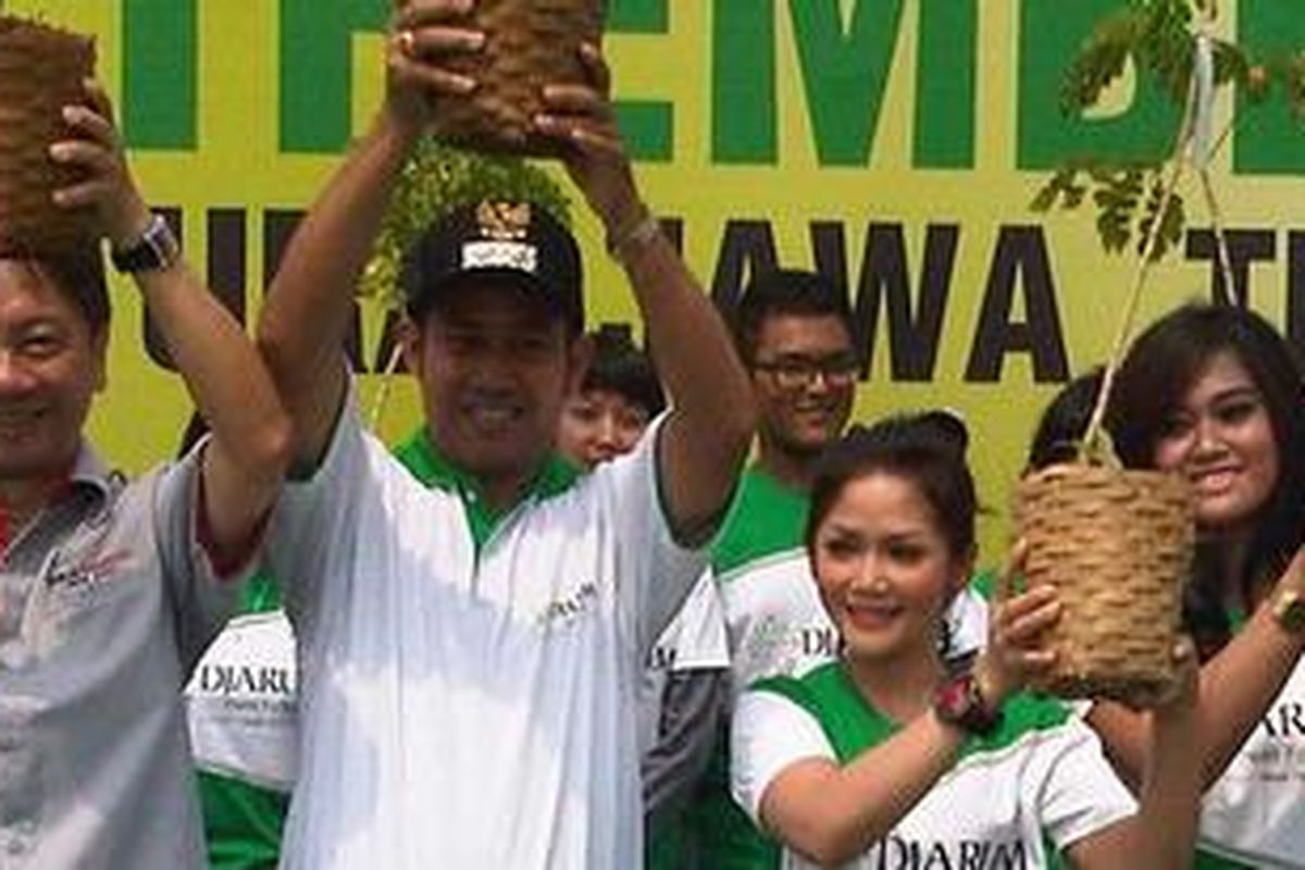 Agus S Wibawa, Vice President Director Djarum Foundation dan artis dangdut Kristina memperlihatkan pohon trembesi yang akan ditanam di kawasan U Turn Ampelgading, Pemalang, Pantura, Jawa Tengah, Rabu (25/4/2012).