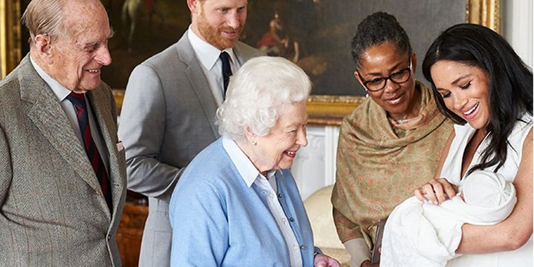 To ease the situation, Queen Elizabeth II will contact Prince Harry and Meghan Markle