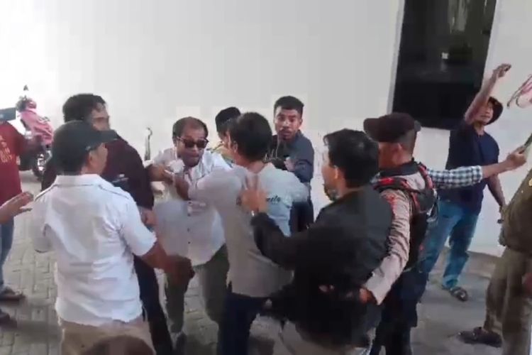 Demo di DPRD Kota Ternate Ricuh, Massa Protes Pelaksanaan Reses 6 Anggota Dewan