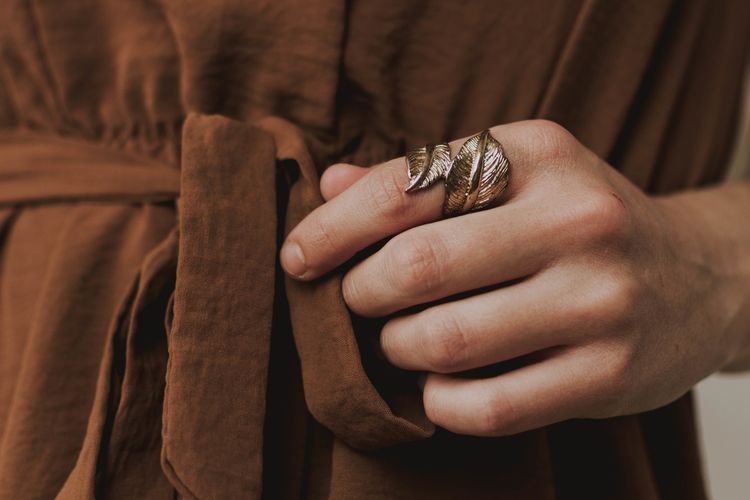 Ilustrasi perhiasan vintage. Tren fashion 2026 meninggalkan gaya seragam dan mulai menonjolkan ekspresi diri lewat nostalgia, gaya intelektual, dan pengaruh budaya digital.