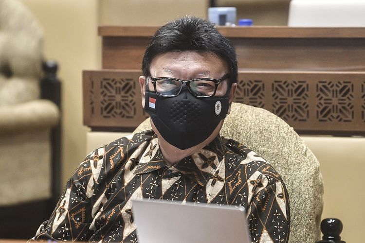 Menteri Pendayagunaan Aparatur Negara dan Reformasi Birokrasi (MenPAN-RB) Tjahjo Kumolo bersiap mengikuti rapat kerja bersama Komisi II DPR di Komplek Parlemen, Jakarta, Kamis (8/4/2021).
