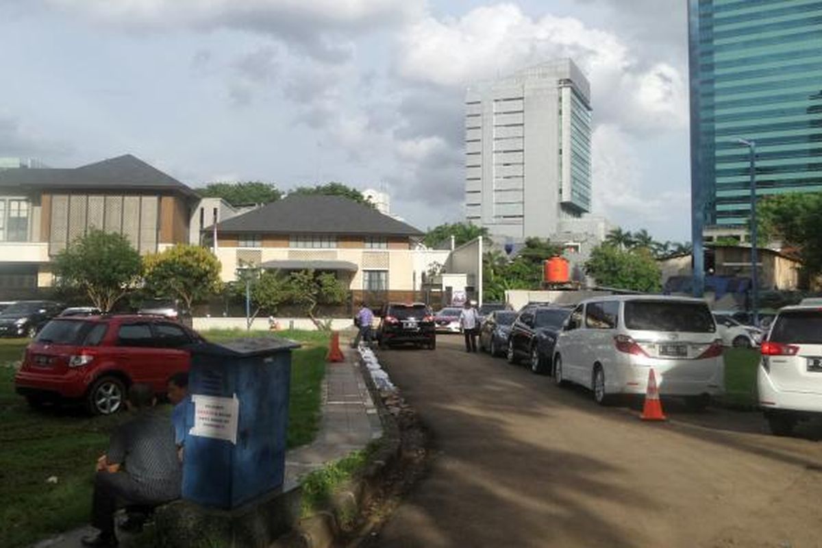 Suasana rumah Presiden keenam RI Susilo Bambang Yudhoyono (SBY) di Jalan Mega Kuningan Timur VII, Jakarta Selatan, setelah didatangi oleh sekelompok mahasiswa yang berunjuk rasa sekitar pukul 15.00 WIB, Senin (6/2/2017). 