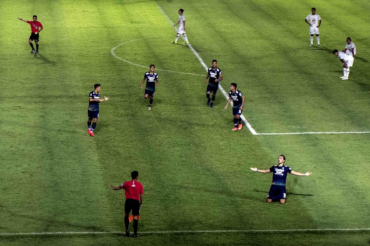 Selebrasi pemain Persib Bandung Ezra Walian seusai mencetak gol ke gawang PS Sleman saat laga semifinal leg kedua Piala Menpora 2021 yang berlangsung di Stadion Manahan Solo, Senin (19/04/2021) malam.