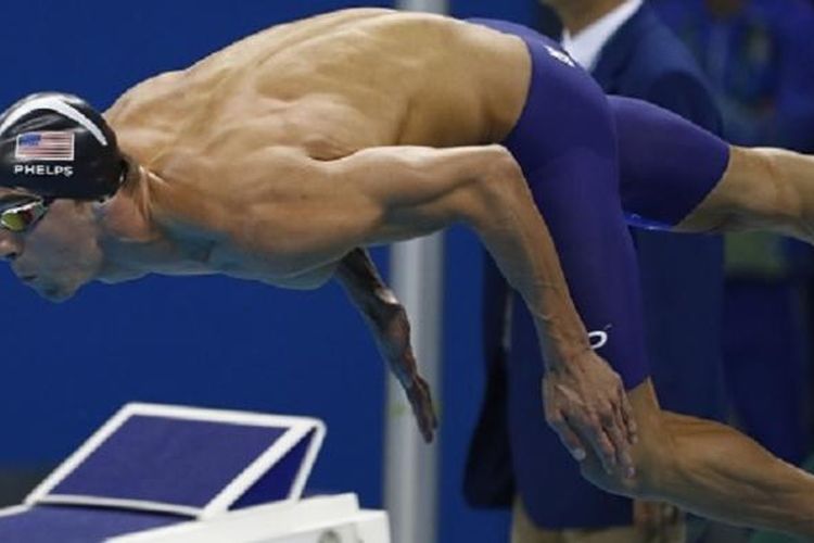 Michael Phelps melakukan start pada semifnal nomor 200 meter gaya kupu-kupu di Olimpade 2016, Senin (8/8/2016). 