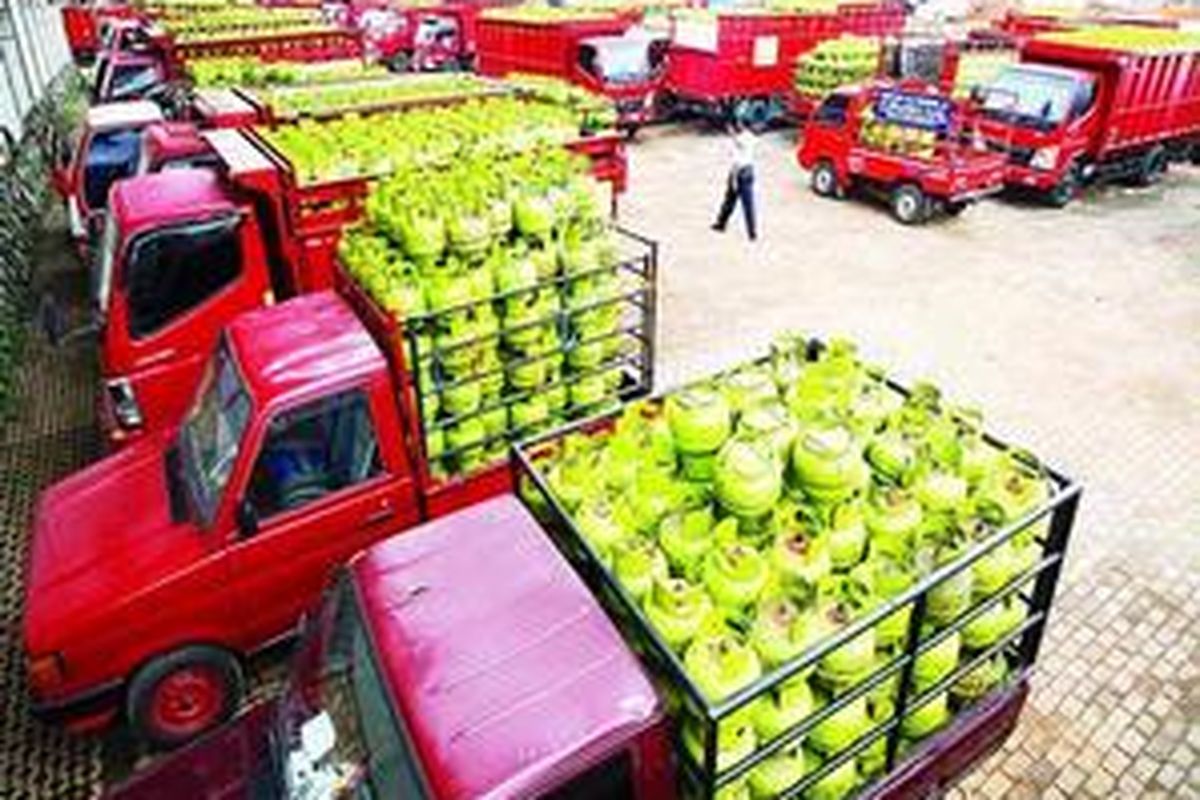 Puluhan kendaraan pengangkut tabung gas ukuran 3 kilogram antre mengisi tabung di Stasiun Pengisian Bulk Elpiji di Kawasan Srengseng, Jakarta Barat, Rabu (10/12). Antrean tersebut merupakan buntut dari keterlambatan pasokan elpiji ke SPBE. Mereka membutuhkan waktu seharian, bahkan lebih dari satu hari, untuk antre. 