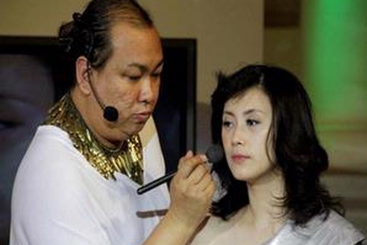 Warna-warna dingin dan cerah cocok dikenakan di siang hari. 