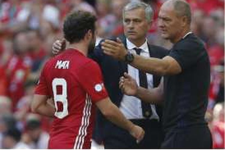 Gelandang Manchester United Juan Mata (kiri) disambut pelatih utama Manchester United Silvino Louro (kanan) dan manajer Manchester United, Jose Mourinho (tengah), setelah ditarik keluar dalam pertandingan FA Community Shield melawan Leicester City di Stadion Wembley, Minggu (7/8/2016).