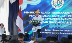 Salurkan Bantuan Kapal, Wamen Viva Yoga Dorong Transmigran Nelayan Tingkatkan Hasil Tangkapan Ikan