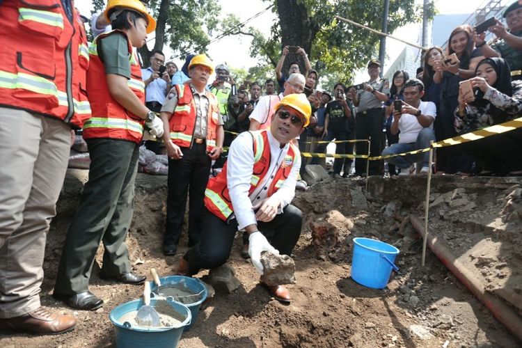 Wali Kota Bandung Ridwan Kamil saat melakukan prosesi peletkakan batu pertama proyek Skywalk Cihampelas tahap II, Selasa (21/8/2018).