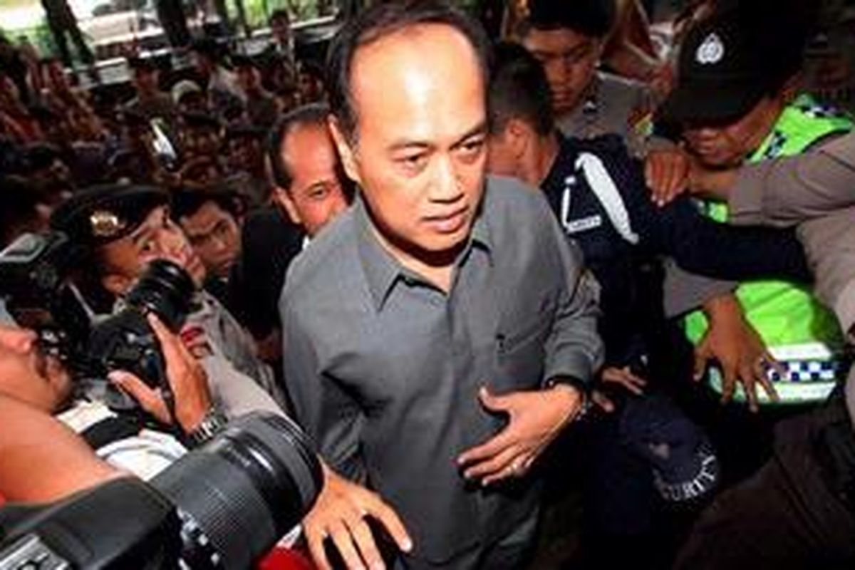 Mantan Kepala Korps Lalu Lintas (Korlantas) Mabes Polri, Irjen Djoko Susilo didampingi kuasa hukumnya memenuhi panggilan KPK untuk diperiksa, di Gedung KPK, Jakarta, Jumat (5/10/2012). Djoko Susilo menjadi tersangka dalam dugaan kasus korupsi pengadaan alat simulator di Korlantas.