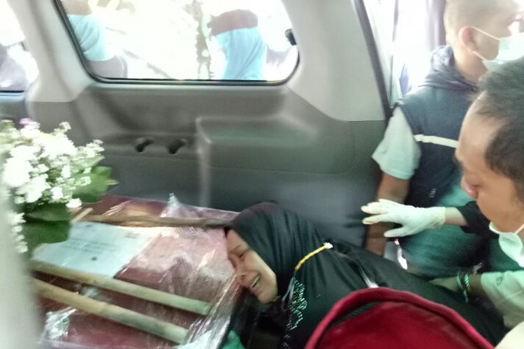 Irianingsih, ibunya pramugari korban jatuhnya pesawat Sriwijaya Air SJ 182, Isti Yudha Prastika (34) terus menangis saat jenazah putrinya tiba di rumah duka Jalan Sumatera 9 Blok K3, Pondok Benda, Pamulang, Tangerang Selatan, Sabtu (16/1/2021).