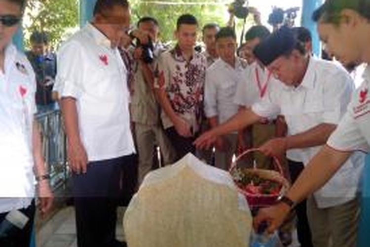 Calon presiden Prabowo Subianto berziarah ke makam mantan Panglima ABRI Jendral TNI (Purn) M Jusuf di Pemakaman Islam Paropo, Makasar, Selasa (17/6/2014).