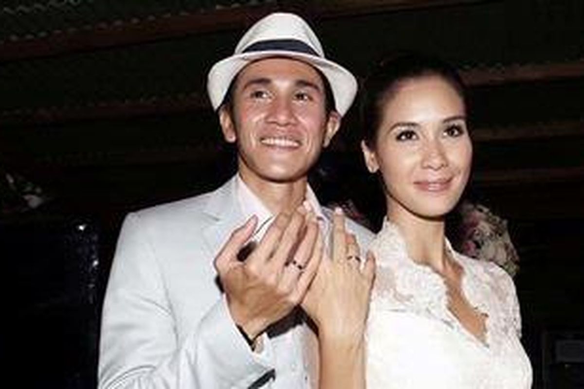 Pasangan selebritis, Vino G Bastian dan Marsha Timothy setelah melakukan prosesi akad nikah mereka yang dilangsungkan di Pondok Indah Lestari, Jalan Niaga Hijau Raya No 10, Pondok Indah, Jakarta Selatan, Sabtu (20/10/2012). (Tribun Jakarta/Jeprima)