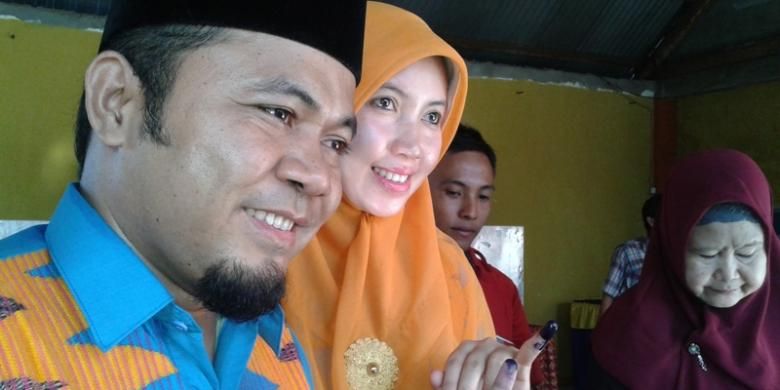 Wali Kota Bengkulu, Helmi Hasan didampingi istri usai mencoblos
