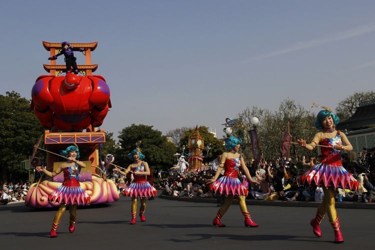 Iringan penari mengawali penampilan salah satu tokoh Disney dalam parade di Tokyo Disneyland, Jumat (13/4/2018). Parade ini digelar dalam rangka perayaan ke-35 tahun Tokyo Disneyland.