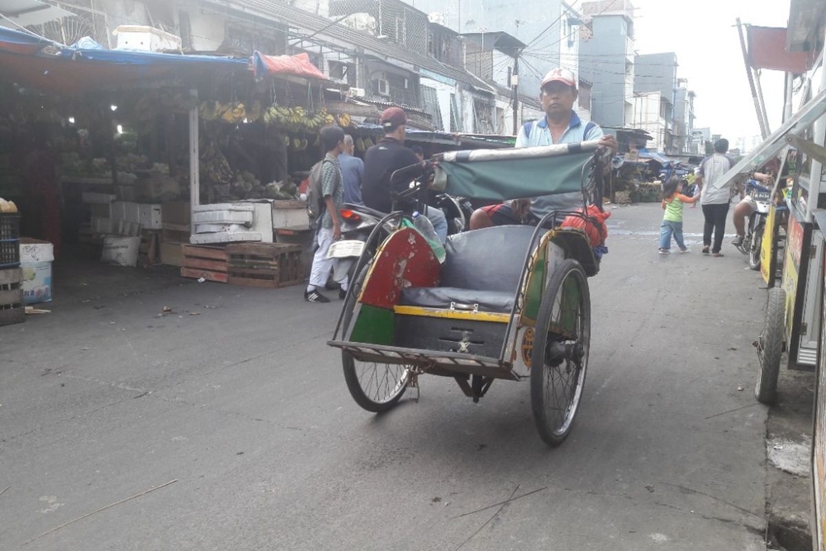 Tukang becak masih bisa ditemui di kawasan Telukgong, Jakarta Utara, Senin (12/3/2018).