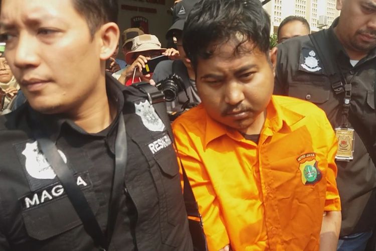 Terduga pembunuh mantan jurnalis Abdullah Fithri Setiawan alias Dufi yang jenazahnya ditemukan di dalam drum, Bogor, Jawa Barat, Minggu (18/11/2018) diserahkan ke Polres Bogor.