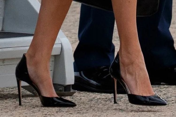 Sepatu stiletto setinggi 4 inci terlihat memukau di kaki Ivanka Trump. 