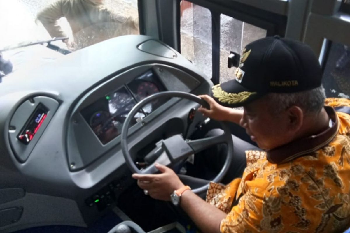 Wali Kota Bekasi Rahmat Effendi saat menyetir bus sekolah, Kamis (10/1/2019).