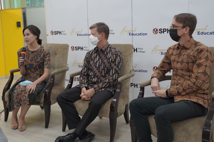 Stephanie Riady (kiri), Tim Heading (tengah), dan Matthew Mann (kanan) pada konferensi pers pembukaan Kindergarten Center di Sekolah Pelita Harapan (SPH) Pluit Village, Sabtu (21/10/22).