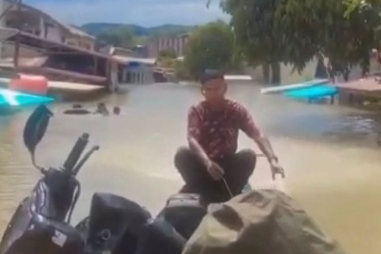 Banjir di Kecamatan Jelai Hulu, Kabupaten Ketapang, Kalimantan Barat (Kalbar) semakin meninggi, capai kedalaman nyaris dua meter. Aktivitas warga terganggu, perekenomian lumpuh total. Warga yang ingin bepergian, harus menggunakan sampan atau motor air. 