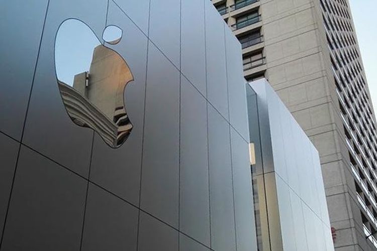 Logo Apple di salah satu sisi gedung toko barunya di kota San Francisco, AS
