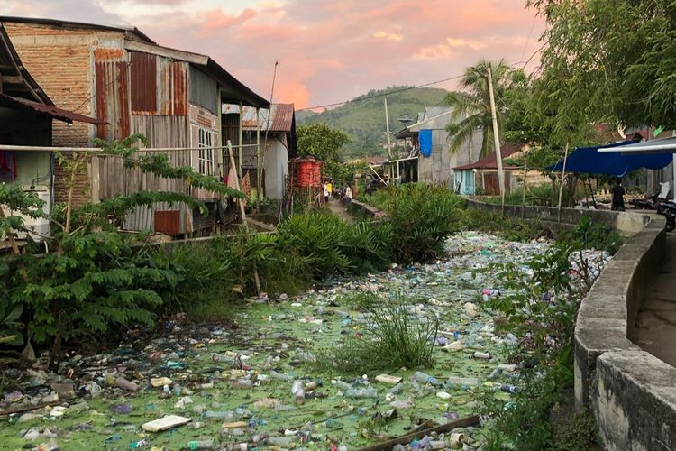 Sampah di kanal sepanjang 500 meter di Jalan Maccirinae, Kelurahan Binanga, Kabupaten Mamuju, Sulbar, Jumat (9/6/2023).