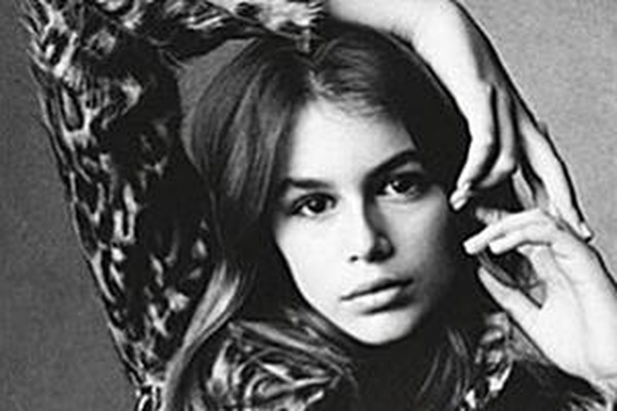 Kaia Gerber (13) kini mengikuti jejak sang ibu, CIndy Crawford, dengan secara resmi mulai berkarier di dunia modeling.