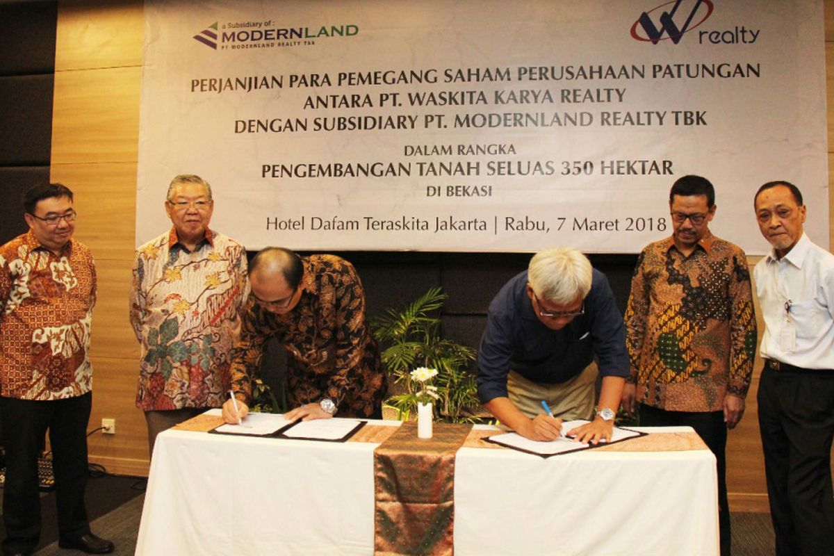 Penandatangan kerja sama antara PT Waskita Karya Realty dengan Subsidiary PT Modernland Realty Tbk dalam pengembangan lahan seluas 350 hektar di Bekasi, di Jakarta, Rabu (7/3/2018). Nantinya, lahan tersebut akan dikembangkan sebagai kota mandiri.