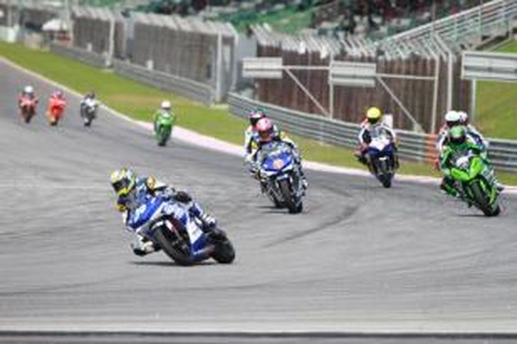 Dua pebalap Yamaha Factory Racing Indonesia, Imanuel Putra Pratna (nomor 34) dan Galang Hendra Pratama (99), mengikuti seri perdana Asia Road Racing Championship 2015 di Sirkuit Sepang, Malaysia, Minggu (19/4/2015).