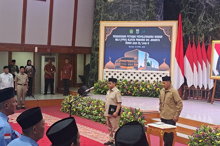 Gubernur Jakarta Pramono Anung secara resmi mengukuhkan 120 Petugas Penyelenggara Ibadah Haji (PPIH) Kloter Provinsi Jakarta tahun 1446 Hijriah di Balai Agung, Balai Kota Jakarta, Selasa (29/4/2025).