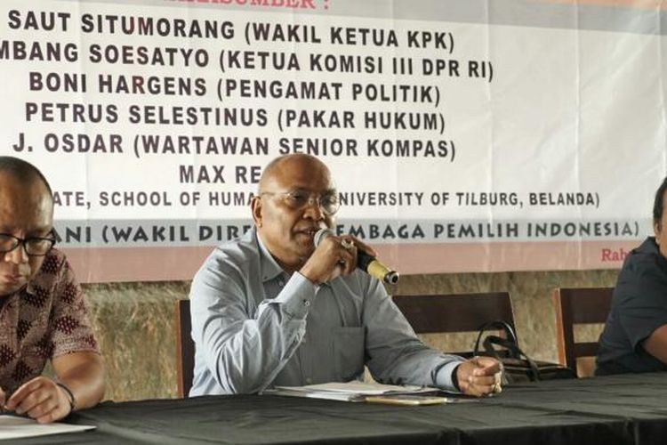 (Ki-ka) Sosiolog Max Regus, Pengamat Hukum Petrus Selestinus dan wartawan senior Kompas J. Osdar, dalam sebuah diskusi Lembaga Pemilih Indonesia (LPI) bertajuk Korupsi dan Kekuasaan di kawasan Cikini, Jakarta Pusat, Rabu (7/12/2016).