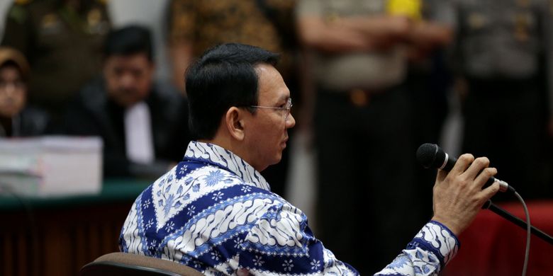 Terdakwa kasus dugaan penodaan agama, Basuki Tjahaja Purnama atau Ahok mengikuti sidang pembacaan putusan di Pengadilan Negeri Jakarta Utara di Auditorium Kementerian Pertanian, Jakarta Selatan, Selasa (9/5/2017). Majelis hakim menjatuhkan hukuman pidana 2 tahun penjara. Basuki Tjahaja Purnama dan kuasa hukumnya menyatakan banding. POOL/KOMPAS IMAGES/KRISTIANTO PURNOMO