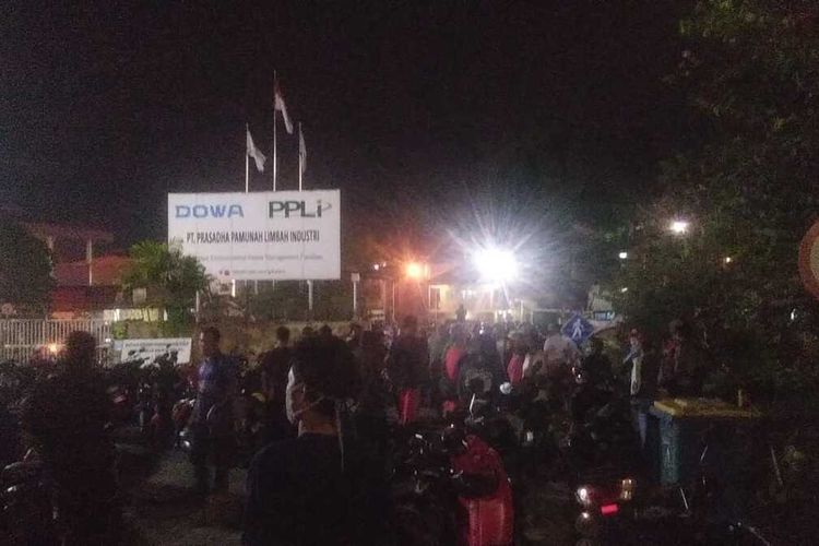 Ratusan warga di Kecamatan Klapanunggal dan Kecamatan Gunungputri menyatroni pabrik pengolahan Limbah B3 yang diduga menjadi penyebab bau tak sedap di Kabupaten Bogor, Jawa Barat, Jumat (19/3/2021) malam.