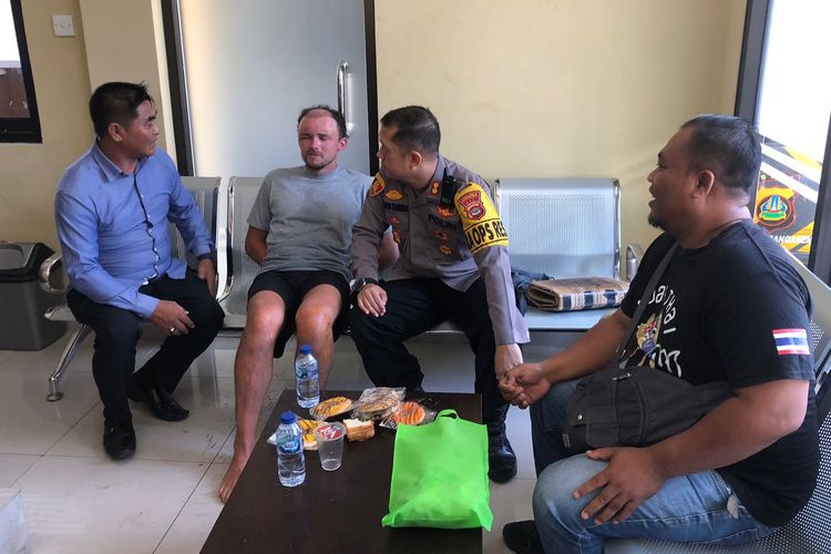 WNA linglung yang diselamatkan oleh nelayan di tengah laut Perairan Candidasa, Kabupaten Karangasem, Provinsi Bali, saat di Mapolres Karangasem, Rabu (30/8/2023). 