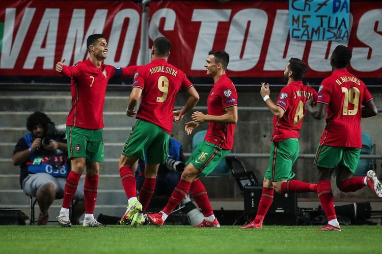 Kapten timnas Portugal Cristiano Ronaldo (kiri) merayakan gol penaltinya ke gawang Luksemburg pada laga lanjutan Grup A Kualifikasi Piala Dunia 2022 Zona Eropa di Stadio Algarve, Portugal, Rabu (13/10/2021) dini hari WIB.