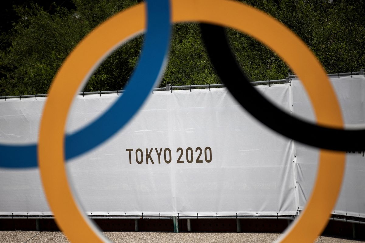 Logo Olimpiade Tokyo 2020 terpampang di Stadion Olimpiade, Tokyo, Jepang, pada 20 Juli 2020.